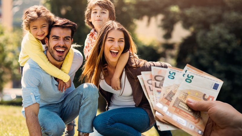 Familie bekommt Geld | © Fotomontage: Rechner.at / Canva