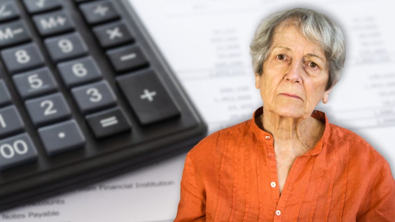 Frau berechnet ihre Pension 2026 | © Fotomontage: Rechner.at / Canva